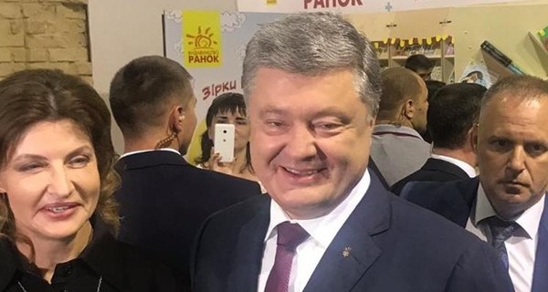 Какие книжки читает Порошенко: паранормальный роман, поэтические антологии и фантастическую антиутопию