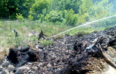 На Полтавщине шестые сутки тушат свалку, а на Львовщине бунтуют против полигона