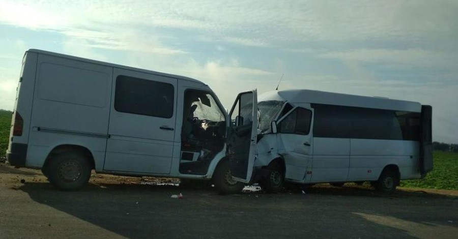 В Одесской области водитель микроавтобуса въехал в маршрутку с пассажирами