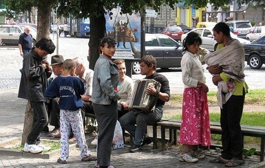 В Киеве толпа неизвестных избила школьника, его мать обвинила ромов