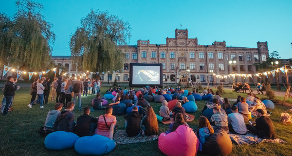 Факт. Замечен хит парад звезд на кинопоказах CinemaWeekend от ТМ Петровская слобода