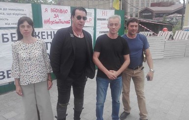 Солист Rammstein в Киеве: участие в митинге и знакомство с Потапом