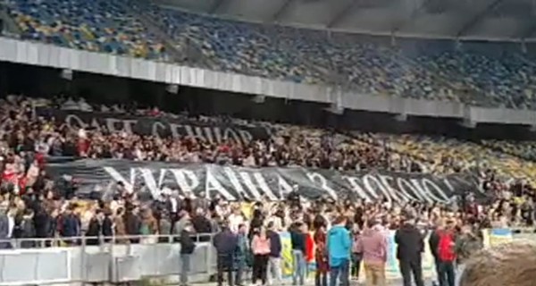 На Олимпийском провели акцию в поддержку Сенцова