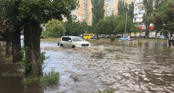 Одессу затопило после ливня, проспект Небесной Сотни превратился в озеро