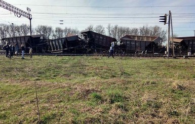 Под Одессой грузовые вагоны сошли с рельсов, пассажирские поезда пустят в объезд 