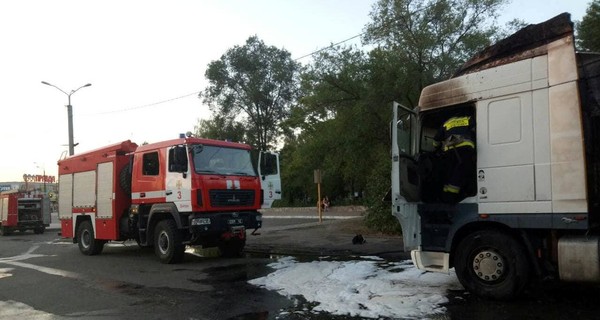 В Днепре посреди дороги вспыхнул грузовик