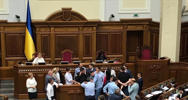 Фейсбук смеется над депутатами Рады, которые пишут законы в пиратском Ворде