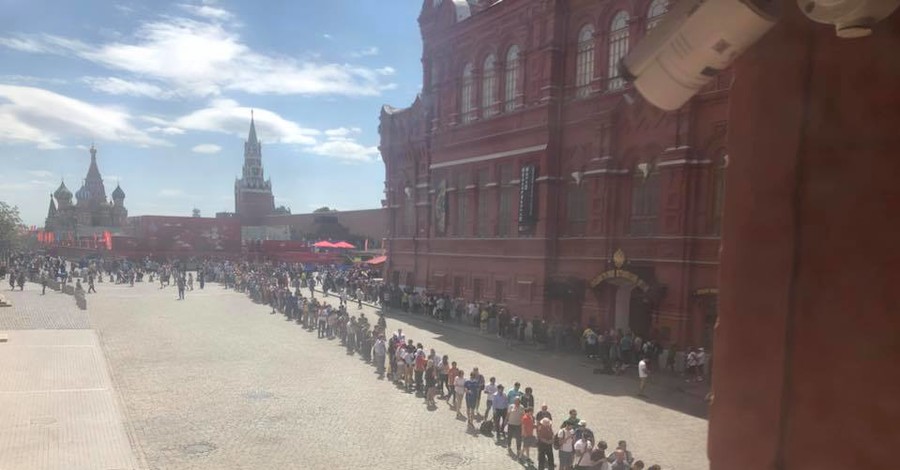 Новость о том, что иностранцев водили в фальшивый Мавзолей в Чертаново, оказалась фейком