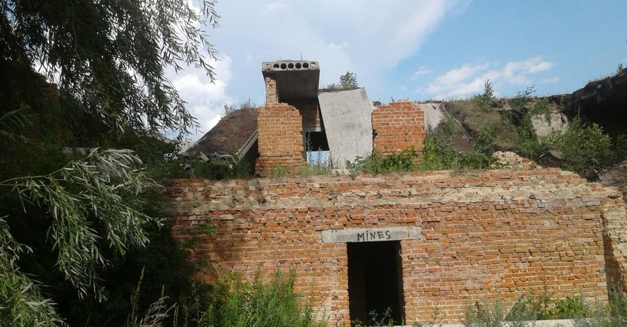 В Нежине три парня погибли под бетонной плитой