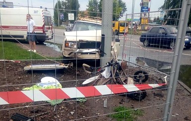 В Харькове на тротуаре водитель сбил коляску, младенец умер