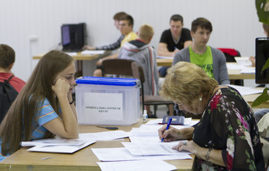 ВУЗы хитрят: бюджетные места еще не заполнены, а выпускникам уже гарантируют места на контракт