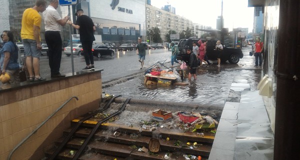 Непогода в Киеве: переходы затоплены, деревья повалены, мост обрушен