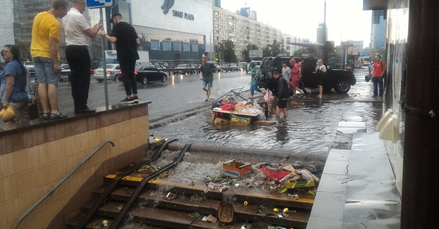 Непогода в Киеве: переходы затоплены, деревья повалены, мост обрушен