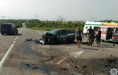 Под Бахмутом столкнулись машины: 3 человека погибли, 7 - травмированы