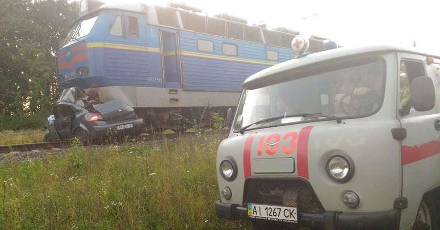 Под Киевом поезд снес легковушку, есть жертвы