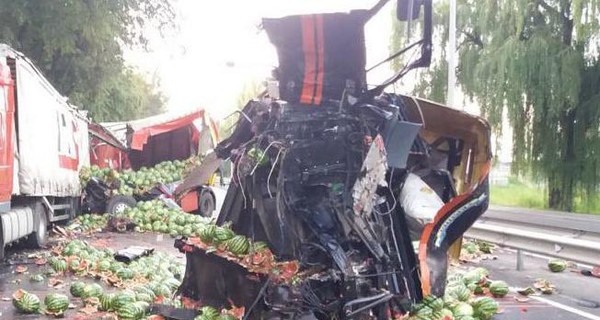 В Виннице столкнулись три грузовика, погиб человек