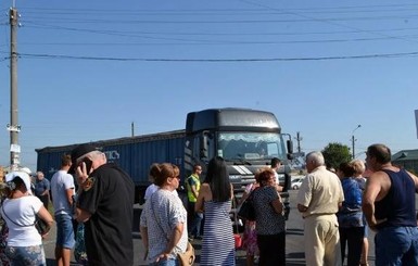 Под Одессой протестующие перекрыли дорогу. Не пропускают фуры