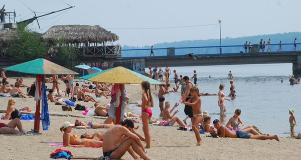 В Запорожье отдыхающие на пляже избили вора