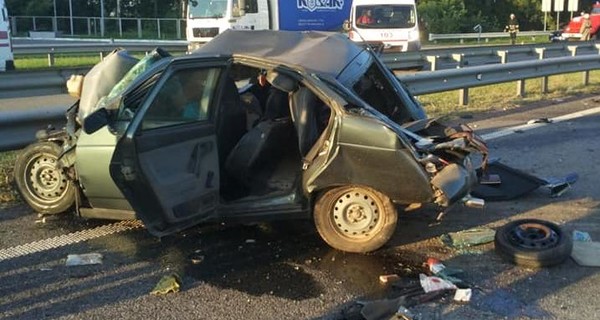 На Житомирской трассе фура перелетела через отбойник и врезалась в ВАЗ, погибли двое