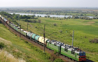 В Киеве девушка бросилась под колеса грузового поезда 