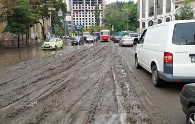 Последствия ночной грозы в Киеве: обрушившееся здание, дороги в мусоре и поваленные деревья