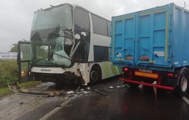 На Львовщине в ДТП попал туристический автобус из Венгрии