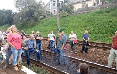 Во Львове пассажиры перекрыли железную дорогу из-за плохой электрички