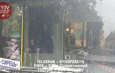 Появилось видео того, как мотоциклист стрелял в водителя автобуса в Киеве