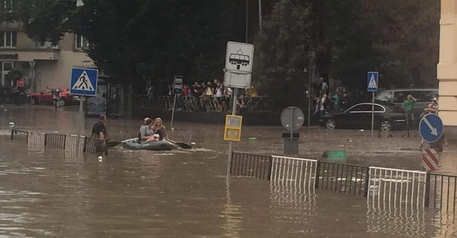 После мощного ливня дороги Львова ушли под воду