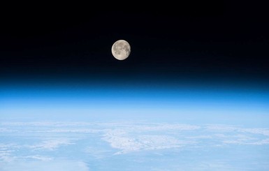 Ученые NASA впервые нашли на Луне замерзшую воду