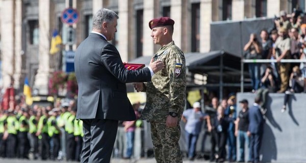 Порошенко наградил орденом 