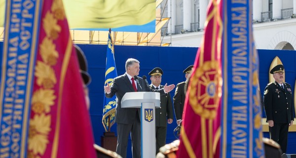 Первый против последнего военного парад Петра Порошенко: как изменилась риторика президента