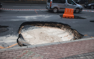 В Киеве на Арсенальной снова прорвало трубу