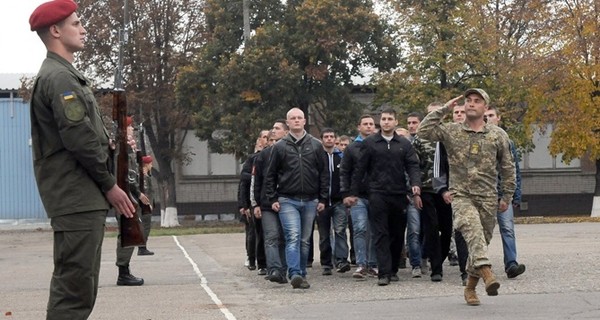 Военкоматы будут ловить призывников три месяца вместо двух