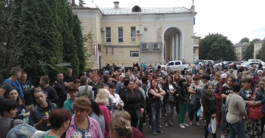 В Желтых Водах матери маленькой Киры, умершей от побоев, объявили бойкот