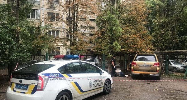 В Одессе мужчина избил охранника клюшкой, похитил машину со штрафплощадки и влетел в школьный забор