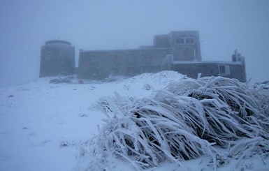 Гору Поп Иван замело снегом