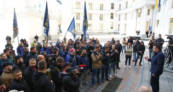 Митинг под МИД: требуют высылки венгерского консула