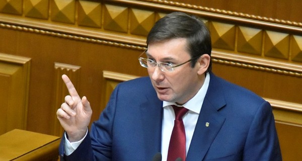 Луценко: Владельцев двух паспортов будут лишать украинского гражданства 