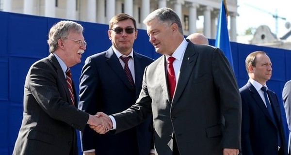 Порошенко наградил Болтона именным пистолетом