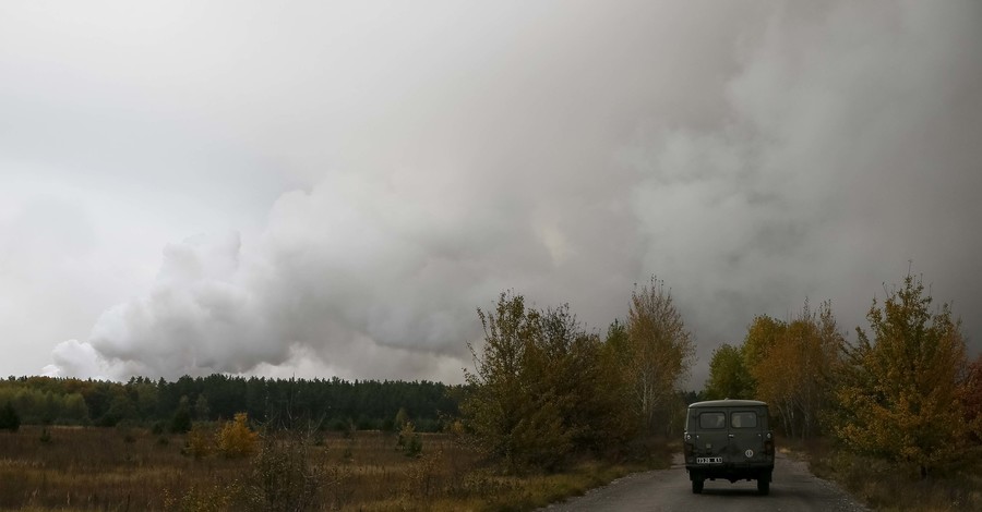 Взрывы в Ичне: горит военный арсенал, эвакуировать должны 19 тысяч человек