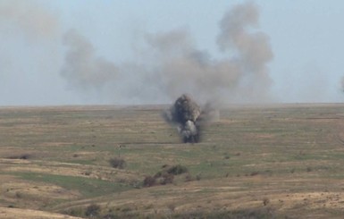 В Донбассе двое военных подорвались на мине