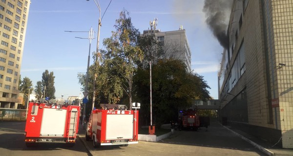 В Киеве потушили пожар в здании завода, где находится студия нового телеканала Мураева