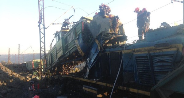 В Кривом Роге столкнулись два грузовых поезда, погибли 3 человека