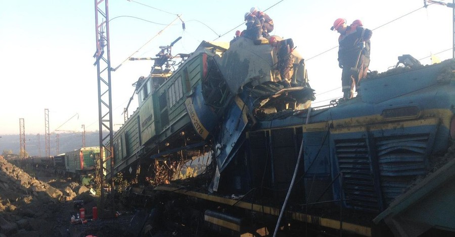 В Кривом Роге столкнулись два грузовых поезда, погибли 3 человека