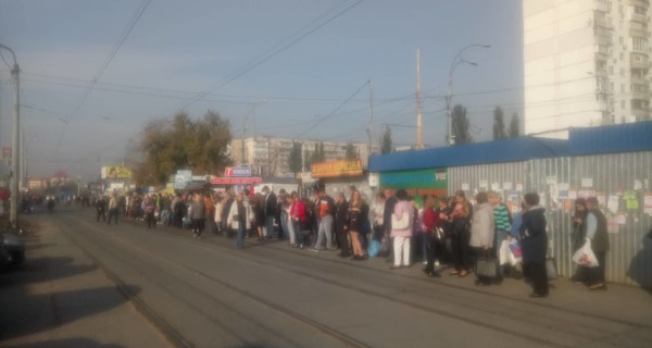 В Киеве на синей ветке метро поломался поезд, движение приостановили