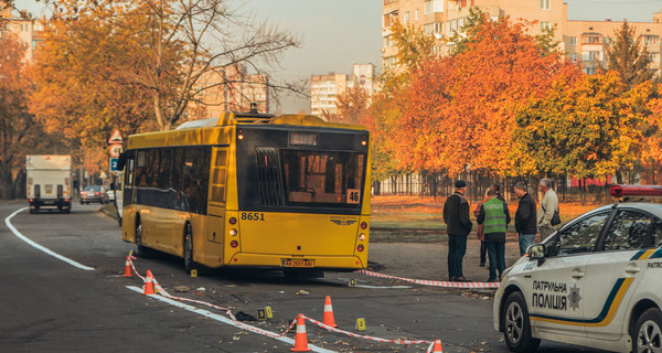 В Киеве автобус переехал мужчину, которого после драки бросили на дороге