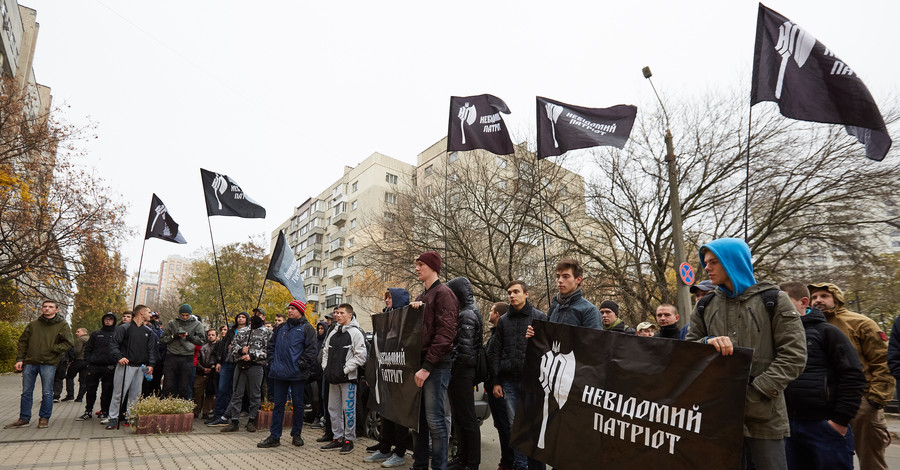 Активисты продолжают требовать отставки Виталия Трубарова под зданием Фонда госимущества