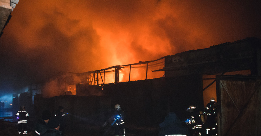 В Оболонском районе Киева ночью загорелись склады с маслом