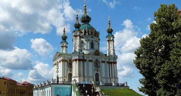 Неизвестные бросали в Андреевскую церковь 